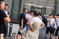 討債公司成功調解一起提供勞務受害者責任糾紛案件，被告黃某當庭向原告孫某等四人當庭支付賠償款20萬元現金